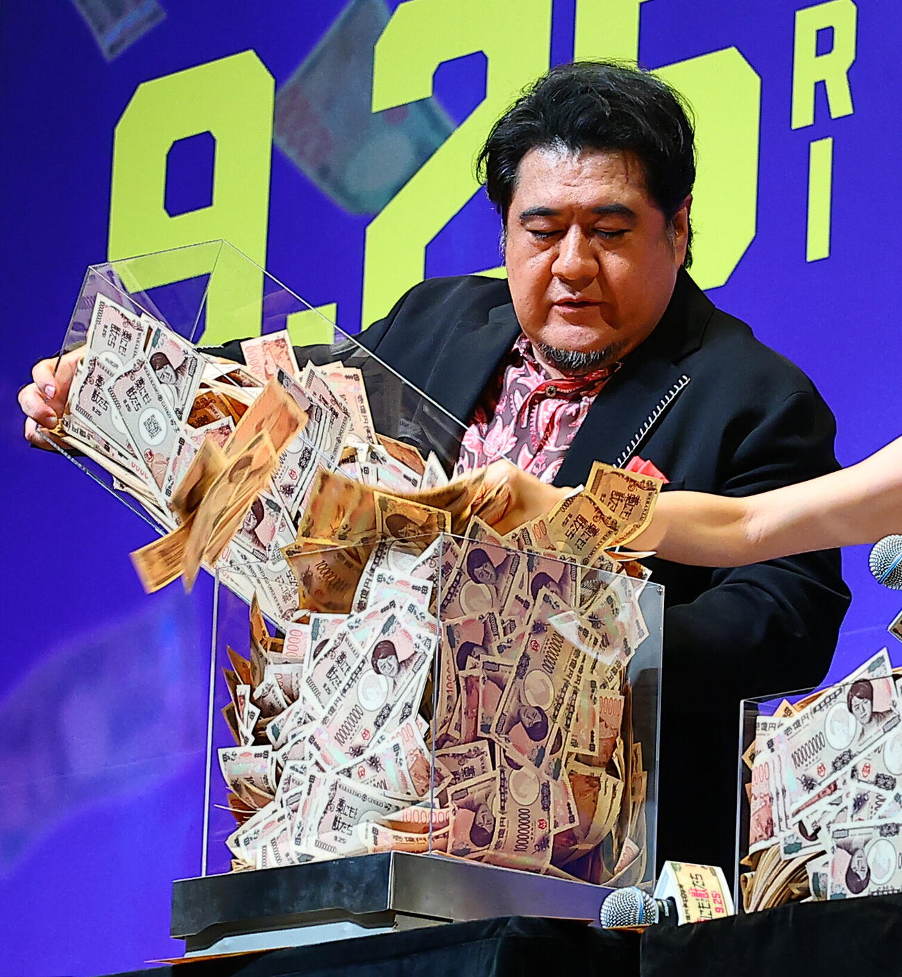 映画「藁にもすがる獣たち」完成披露舞台あいさつに登場した小手伸也（撮影・野上伸悟）