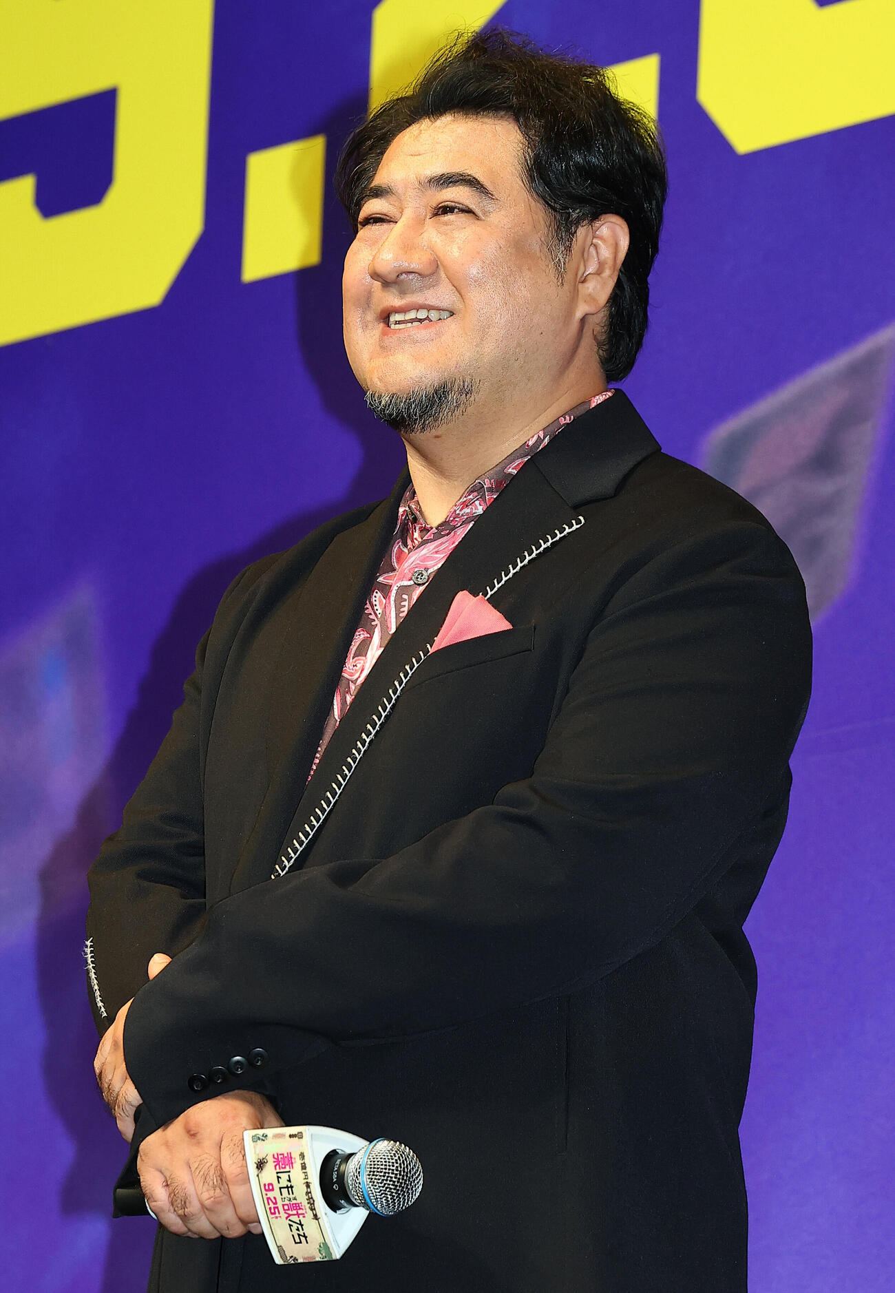 映画「藁にもすがる獣たち」完成披露舞台あいさつに登場した小手伸也I（撮影・野上伸悟）