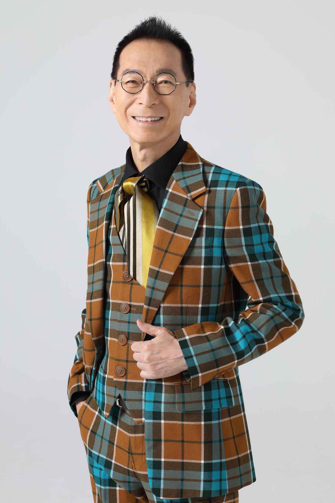 浜圭介さんの作曲家生活60周年記念コンサートで歌唱する成世昌平