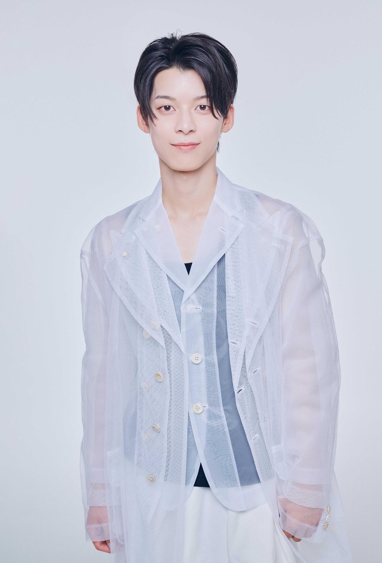 浜圭介さんの作曲家生活60周年記念コンサートで歌唱する原田波人