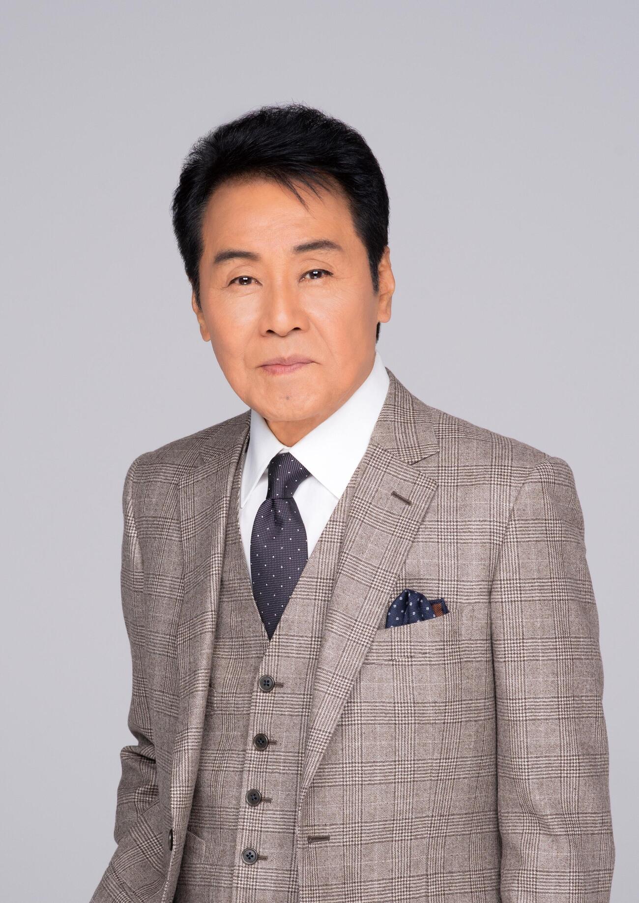 浜圭介さんの作曲家生活60周年記念コンサートで歌唱する五木ひろし