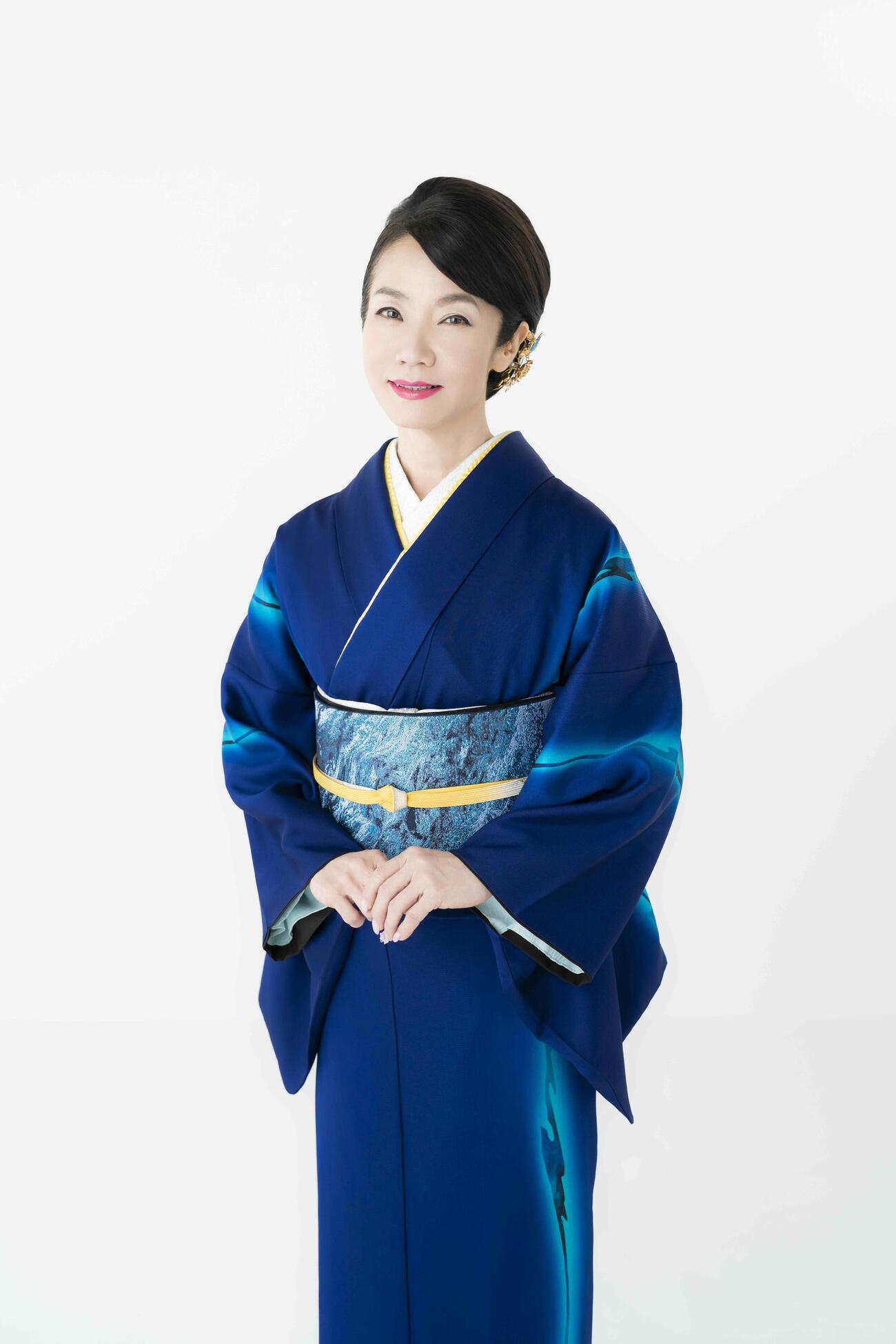 浜圭介さんの作曲家生活60周年記念コンサートで歌唱する香西かおり