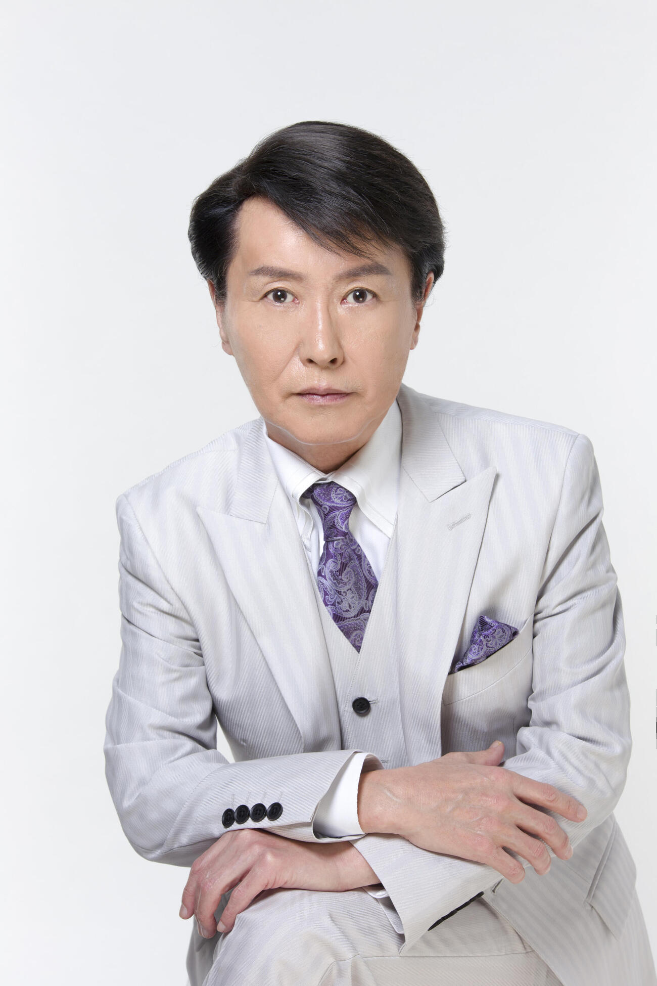 浜圭介さんの作曲家生活60周年記念コンサートで歌唱する三善英史