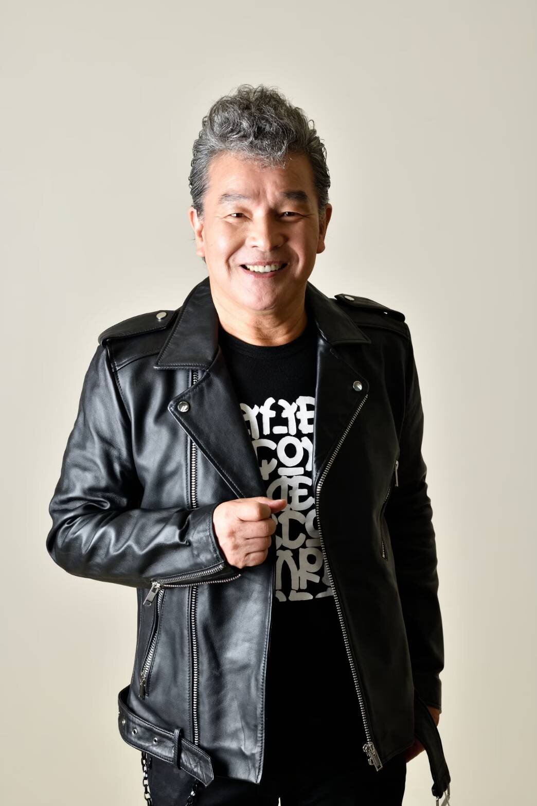 浜圭介さんの作曲家生活60周年記念コンサートで歌唱する尾藤イサオ
