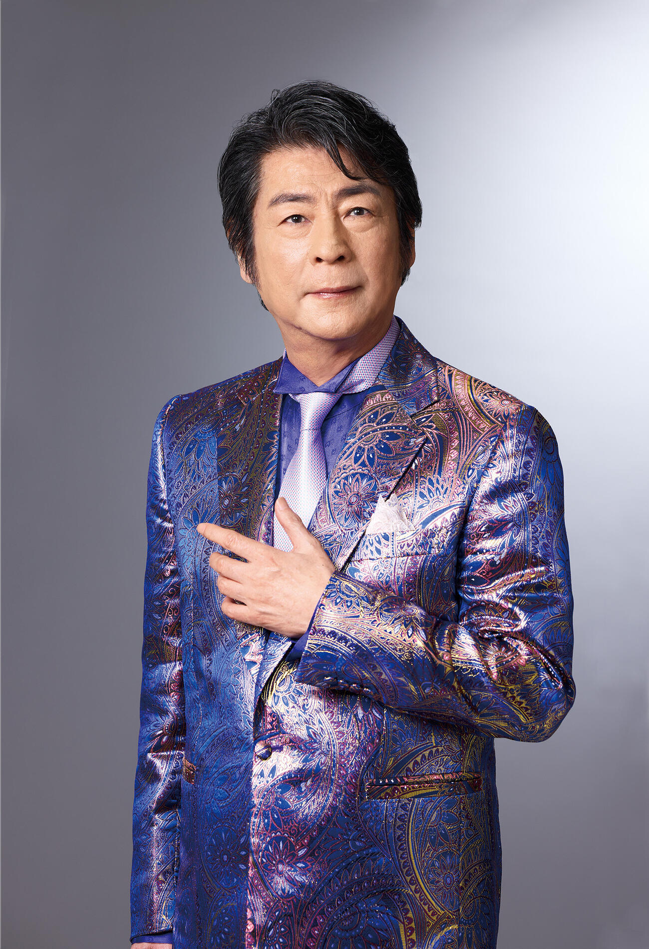 浜圭介さんの作曲家生活60周年記念コンサートで歌唱する森本英世