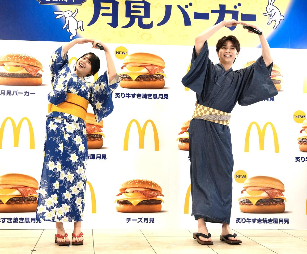 2026年月見ファミリー発表イベントに登場しジェスチャーゲームをする＝LOVE佐々木舞香（左）とM！LK塩﨑太智（撮影・小島史椰）
