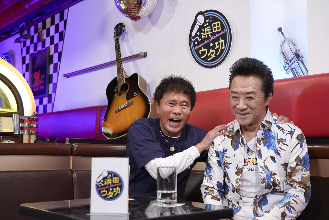 「DOWNTOWN＋（ダウンタウンプラス）」の番組「浜田ウタ功」で共演した浜田雅功（左）と大友康平