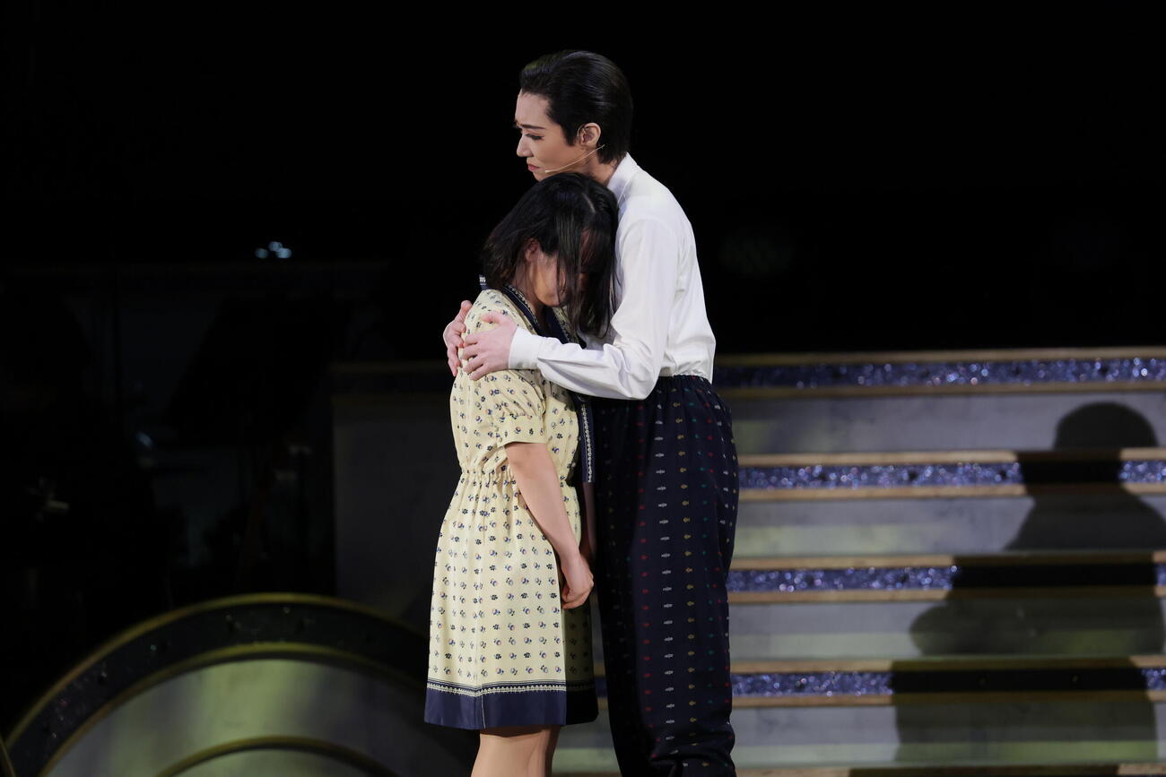 公演中の音楽劇「TARKIE」で並木路子を演じている、さくらまや（左）と凰稀かなめ