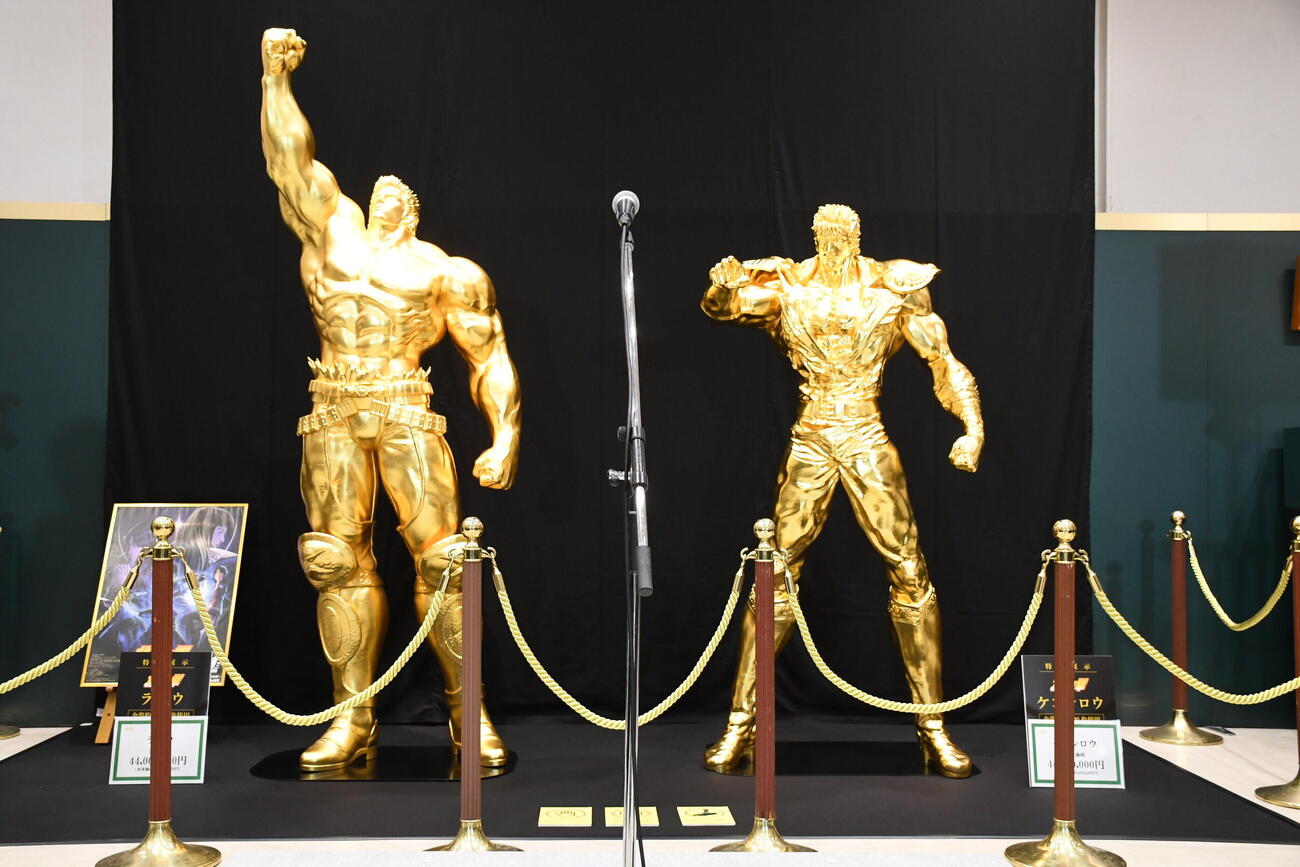 大丸神戸店で開催中の「大黄金展」に展示された黄金のラオウ像（左）とケンシロウ像（撮影・阪口孝志）