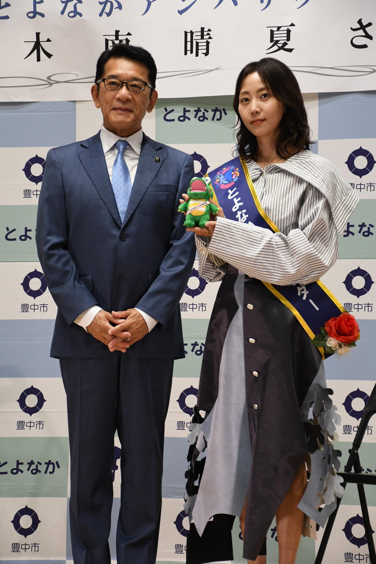 とよなかアンバサダー就任式に出席した木南晴夏（右）と長内繁樹豊中市長（撮影・阪口孝志）