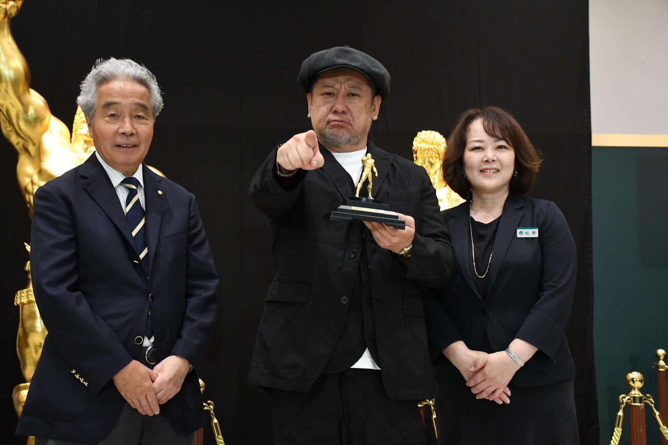 「大黄金展」のトークイベントに登場した、左から、土屋豊株式会社SGC名誉会長、ケンドーコバヤシ、松原亜希子大丸神戸店長（撮影・阪口孝志）