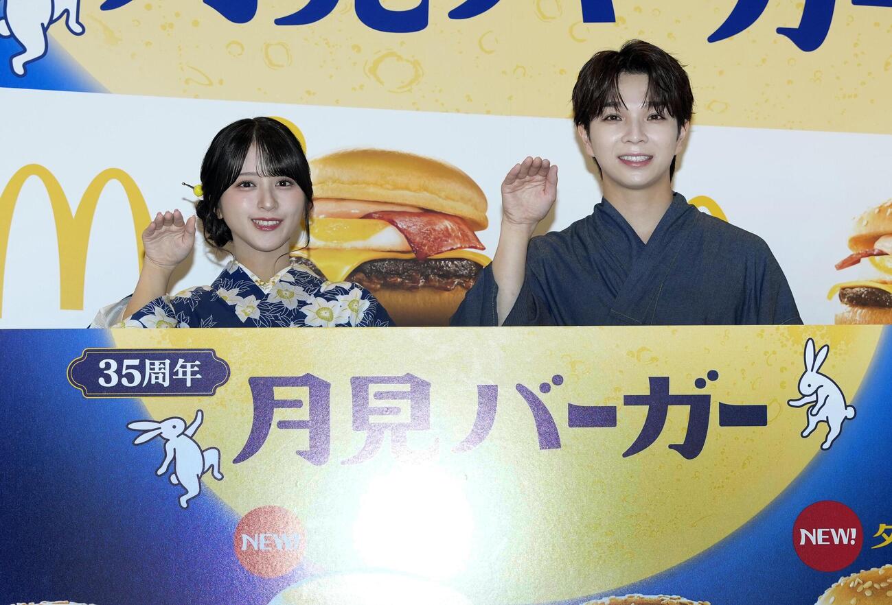 2026年月見ファミリー発表イベントに登場しフォトセッションを行う＝LOVE佐々木舞香（左）とM！LK塩﨑太智（撮影・小島史椰）