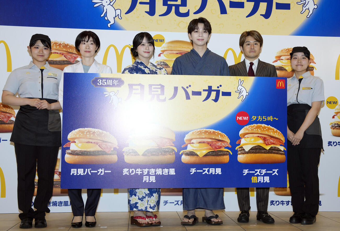 2026年月見ファミリー発表イベントに登場しフォトセッションを行う＝LOVE佐々木舞香（左から3人目）とM！LK塩﨑太智（左から4人目）（撮影・小島史椰）