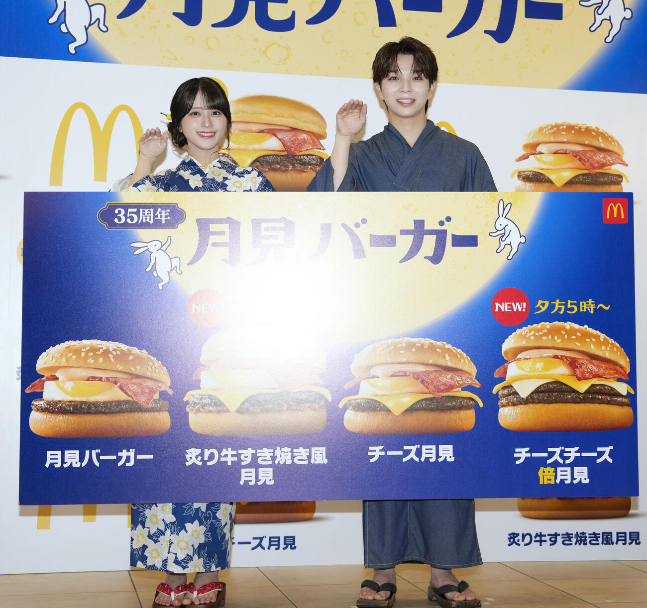 2026年月見ファミリー発表イベントに登場しフォトセッションを行う＝LOVE佐々木舞香（左）とM！LK塩﨑太智（撮影・小島史椰）