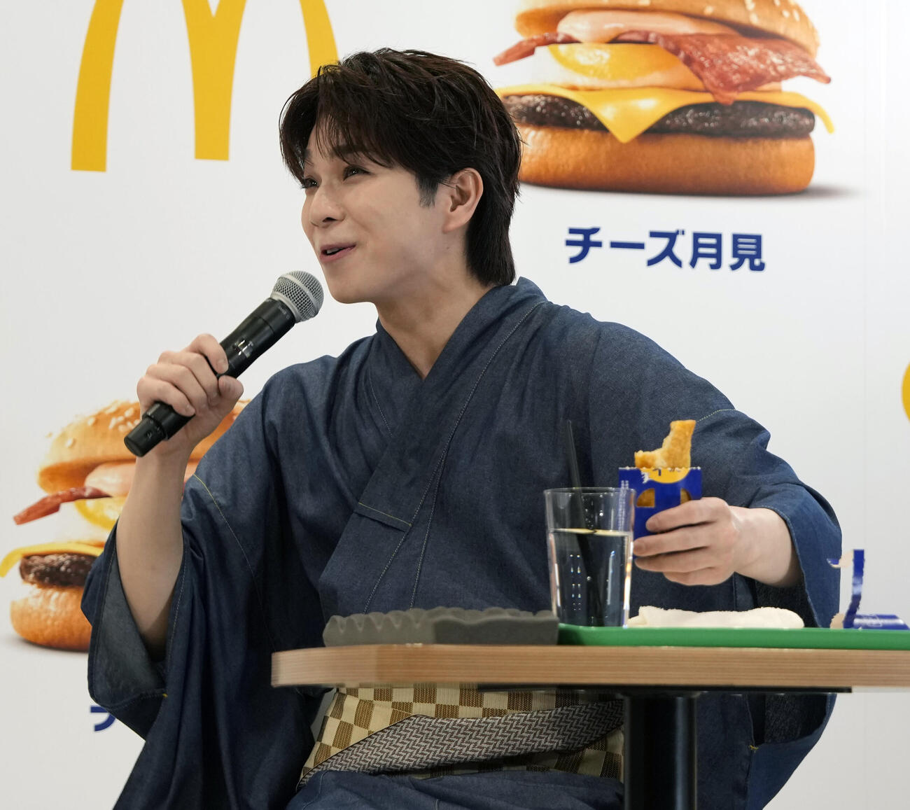2026年月見ファミリー発表イベントに登場し試食するM！LK塩﨑太智（撮影・小島史椰）