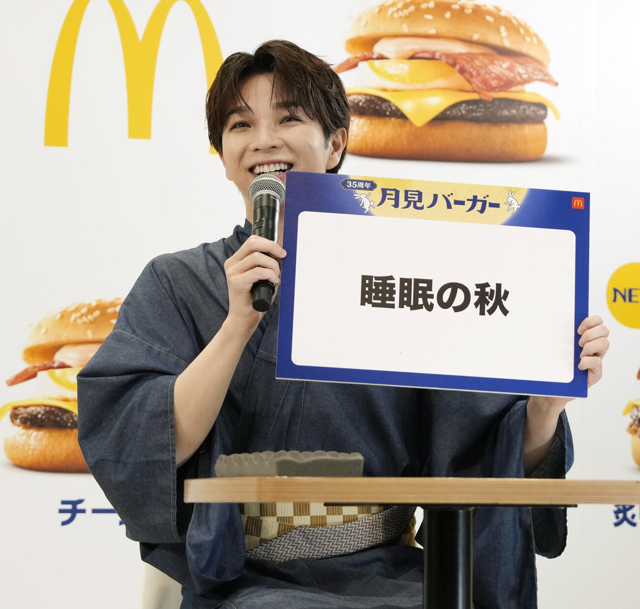 2026年月見ファミリー発表イベントに登場しフリップで回答するM！LK塩﨑太智（撮影・小島史椰）