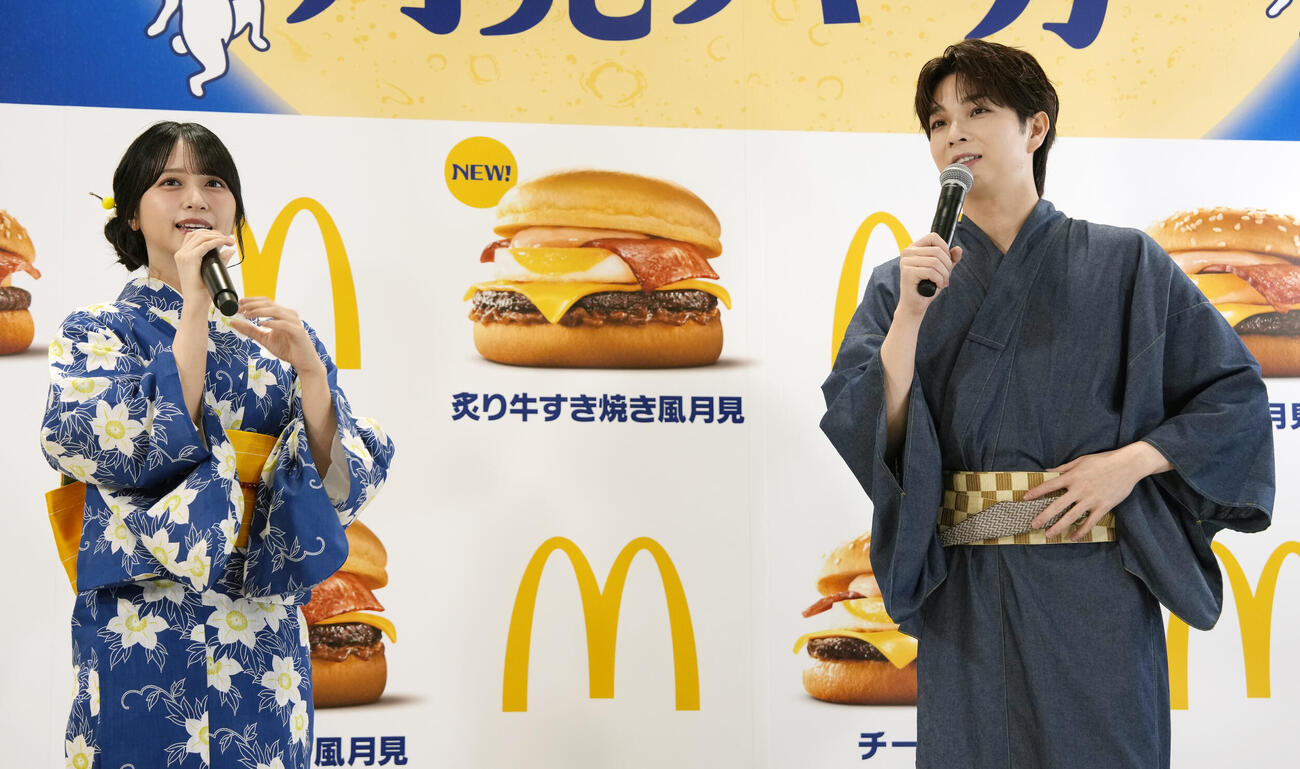 2026年月見ファミリー発表イベントに登場しトークする＝LOVE佐々木舞香（左）とM！LK塩﨑太智（撮影・小島史椰）