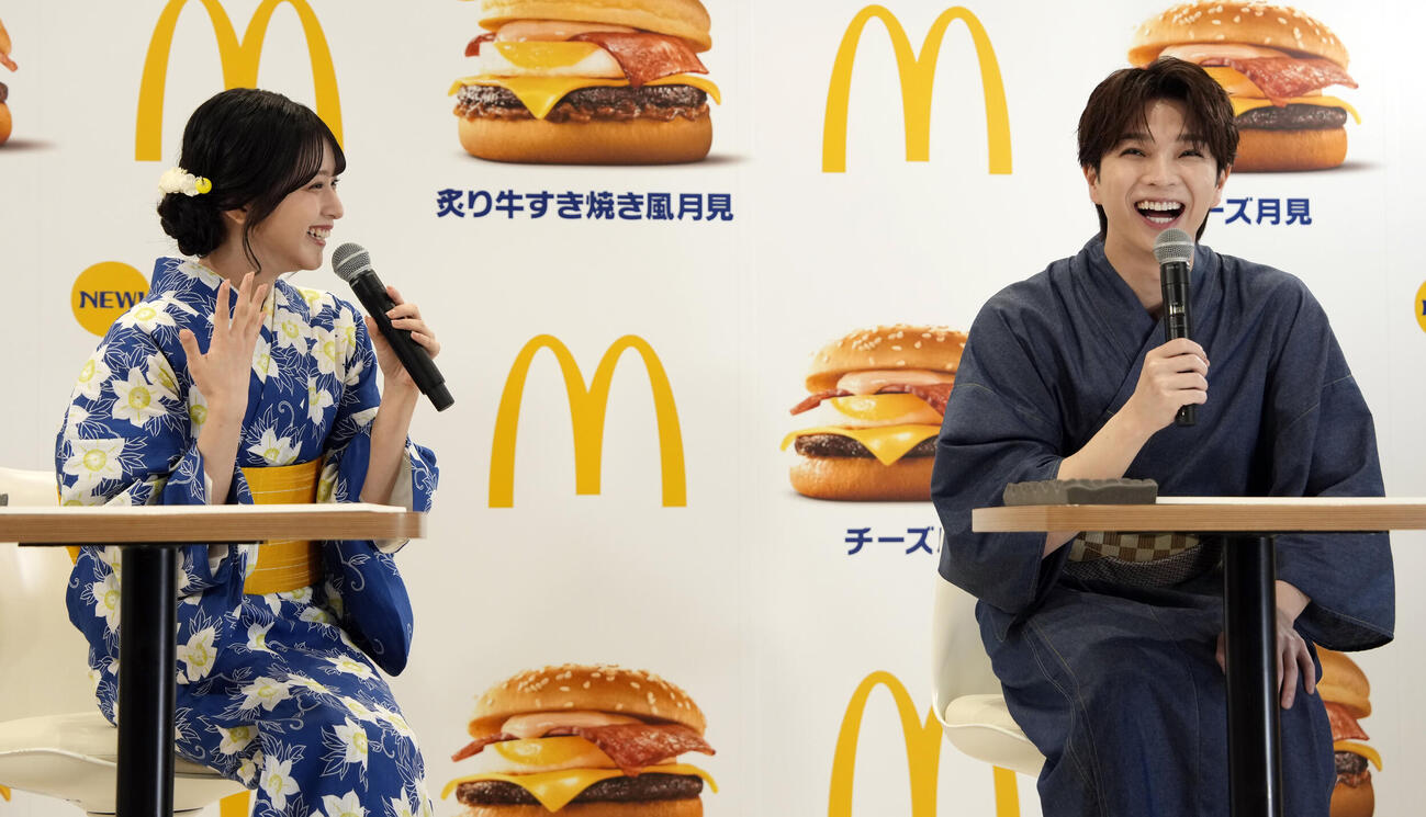 2026年月見ファミリー発表イベントに登場しトークする＝LOVE佐々木舞香（左）とM！LK塩﨑太智（撮影・小島史椰）
