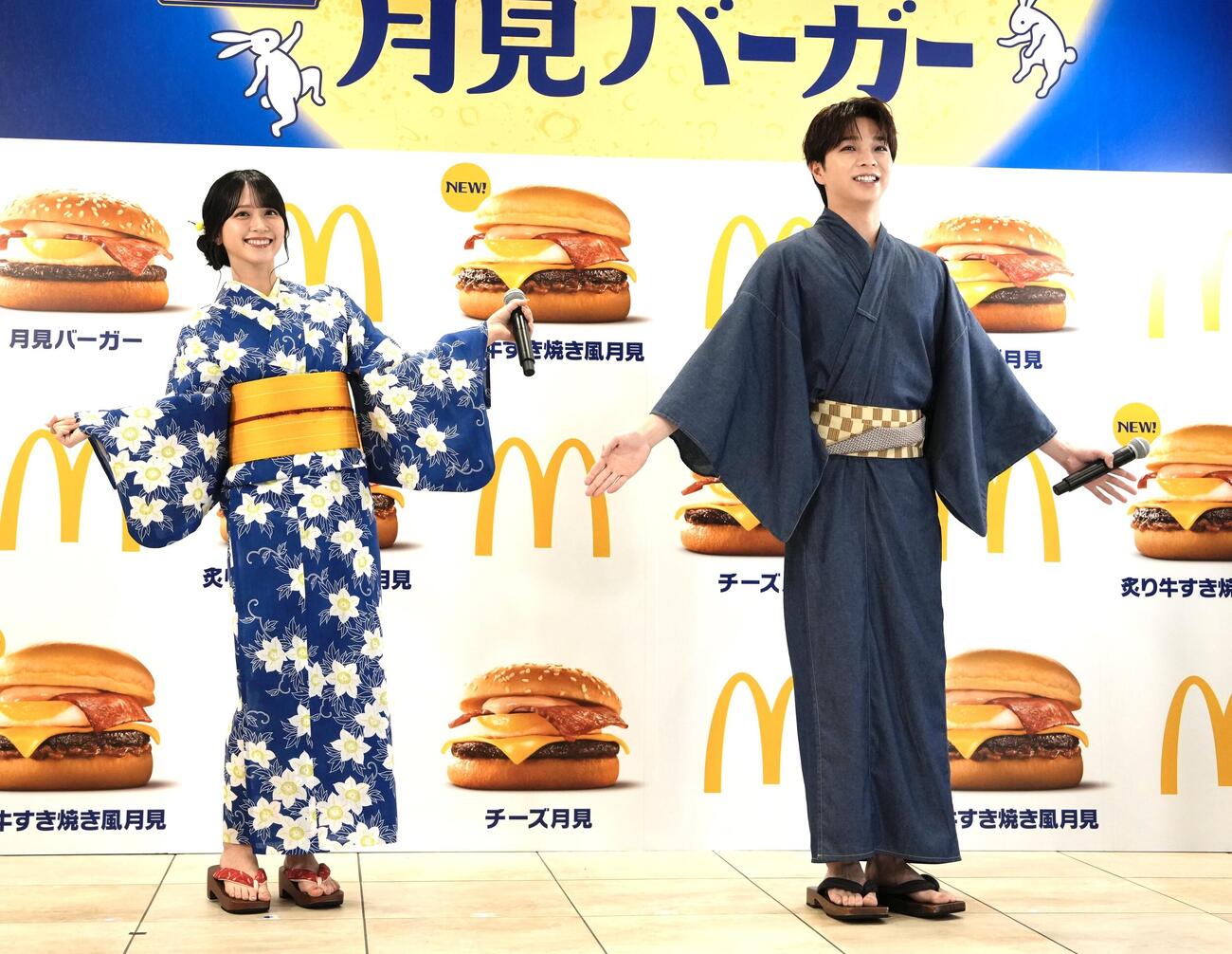 2026年月見ファミリー発表イベントに和装で登場する＝LOVE佐々木舞香（左）とM！LK塩﨑太智（撮影・小島史椰）