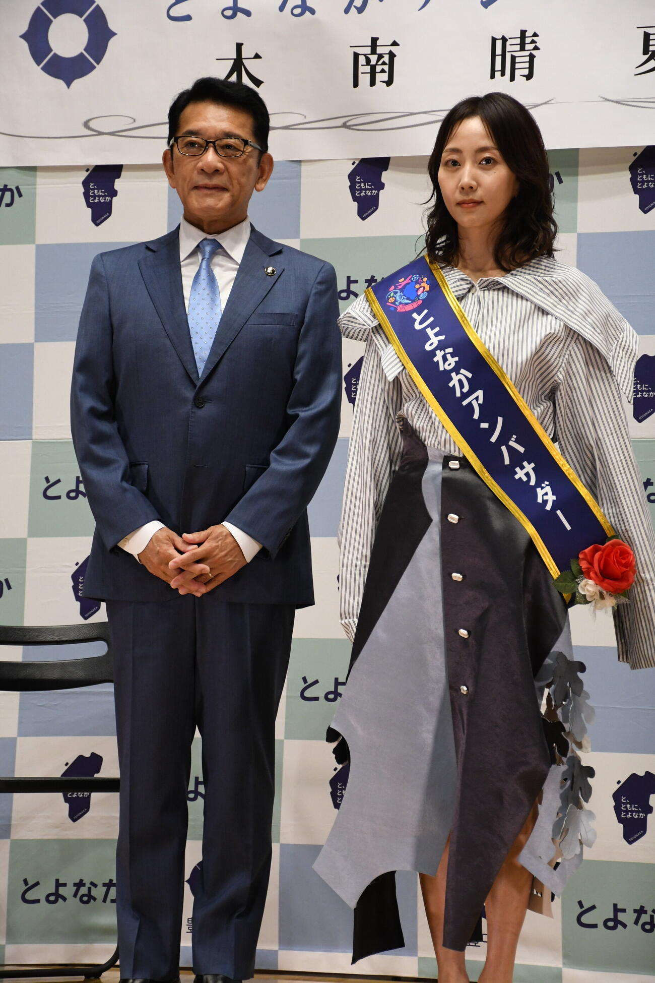 とよなかアンバサダー就任式に出席した木南晴夏（右）と長内繁樹豊中市長（撮影・阪口孝志）
