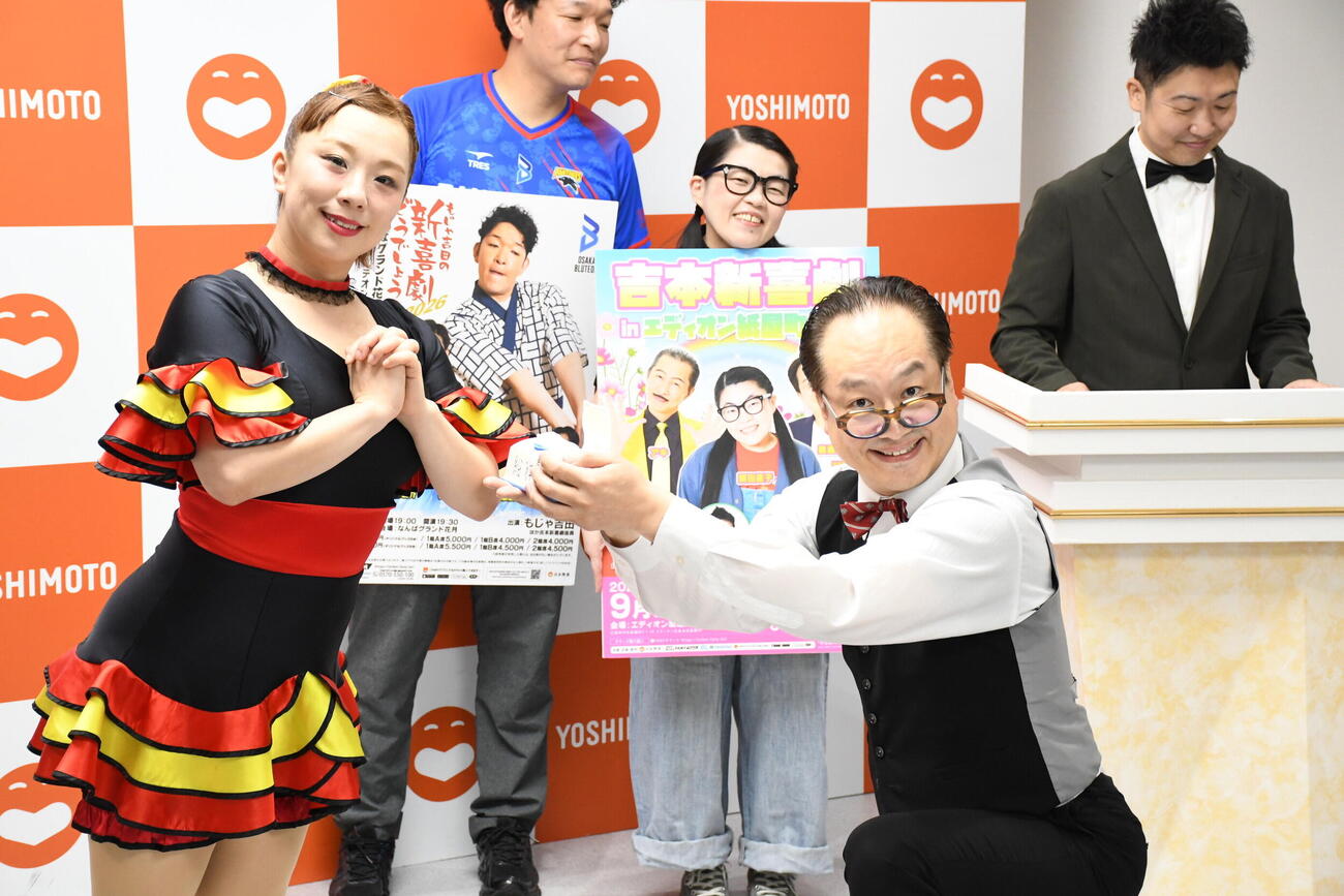 りくりゅうのプロポーズ場面を再現（？）した森田まりこ（左）と松浦真也（撮影・阪口孝志）