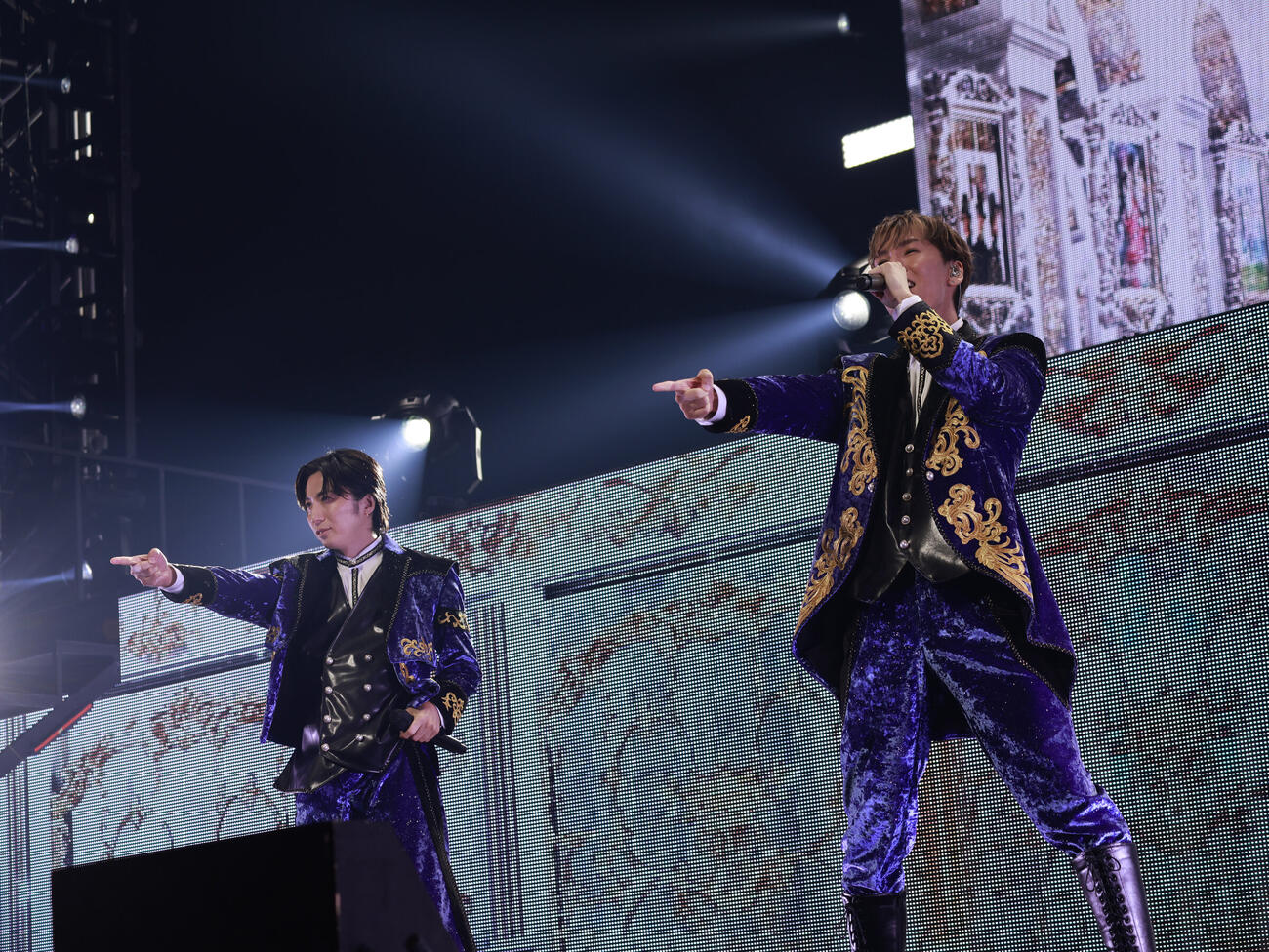 25周年ツアー「w－inds.25th Anniversary Best Single LIVE TOUR2026“GOLDEN SINGLES”」最終公演を行ったw－inds.。左から、千葉涼平、橘慶太