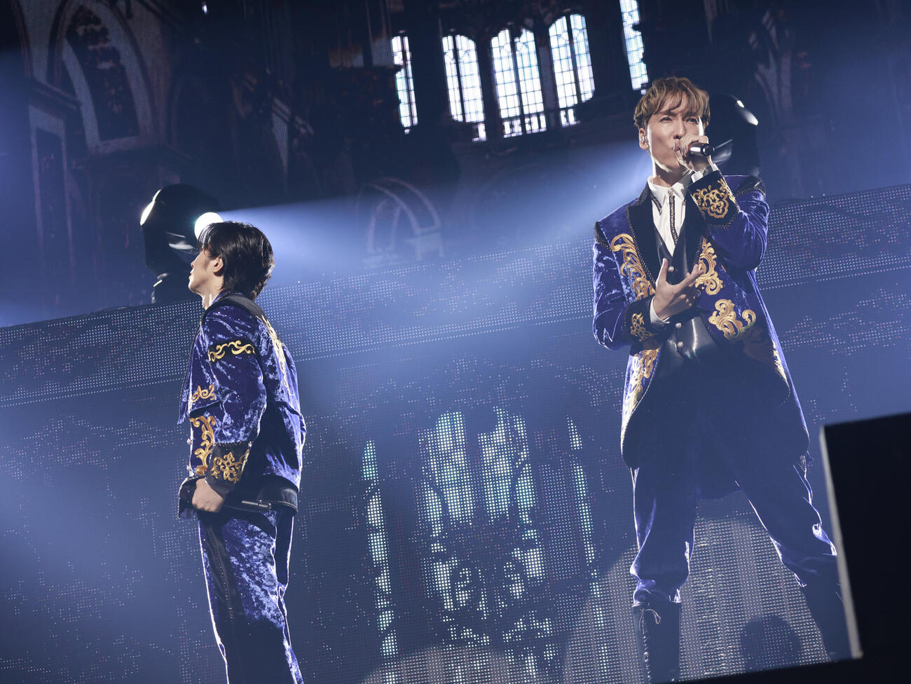 25周年ツアー「w－inds.25th Anniversary Best Single LIVE TOUR2026“GOLDEN SINGLES”」最終公演を行ったw－inds.。左から、千葉涼平、橘慶太