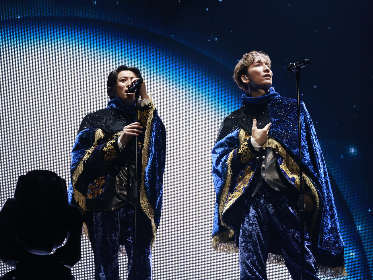 25周年ツアー「w－inds.25th Anniversary Best Single LIVE TOUR2026“GOLDEN SINGLES”」最終公演を行ったw－inds.。左から、千葉涼平、橘慶太