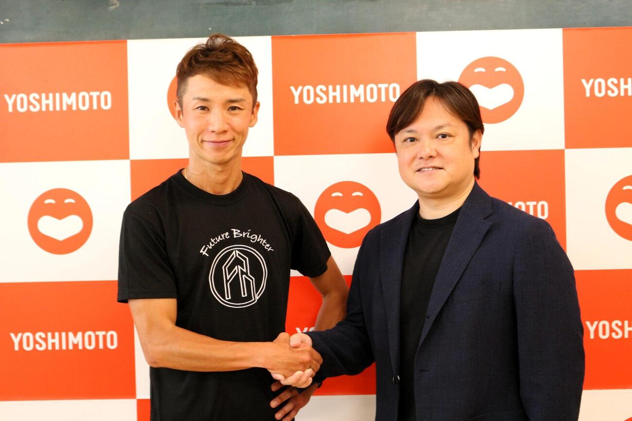 ランニング芸人の宇野けんたろう（左）は、スポンサー契約を結んだFBモーゲージの根石高宏社長と握手を交わした