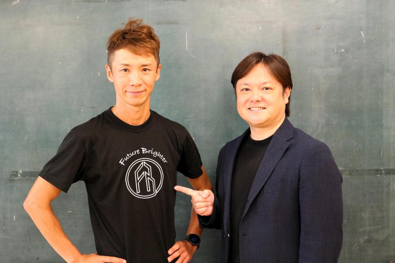 ランニング芸人の宇野けんたろう（左）は、スポンサー契約を結んだFBモーゲージの根石高宏社長と並んで記念撮影に納まった