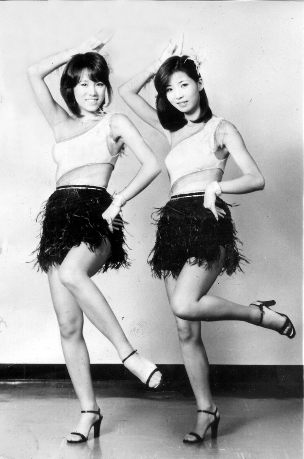 78年、UFOの振り付けをするピンクレディーのミーこと未唯（左）とケイ増田恵子