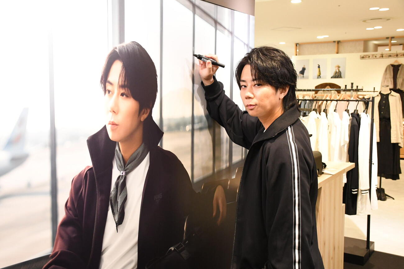 ブランドアンバサダーを務める「newart GINZA【NAG】」のポップアップストアを訪れた北山宏光（撮影・阪口孝志）