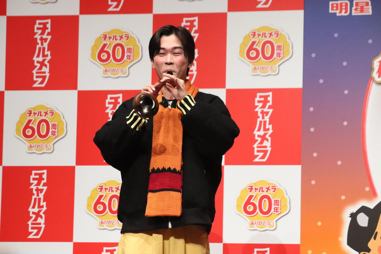 「明星チャルメラ　発売60周年記念　新CM発表会」でチャルメラを演奏する鈴木福