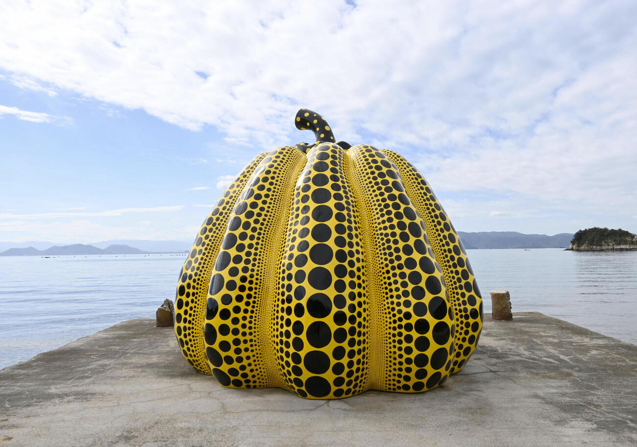 草間彌生さんの作品「南瓜」＝2022年10月、香川県直島町（共同）