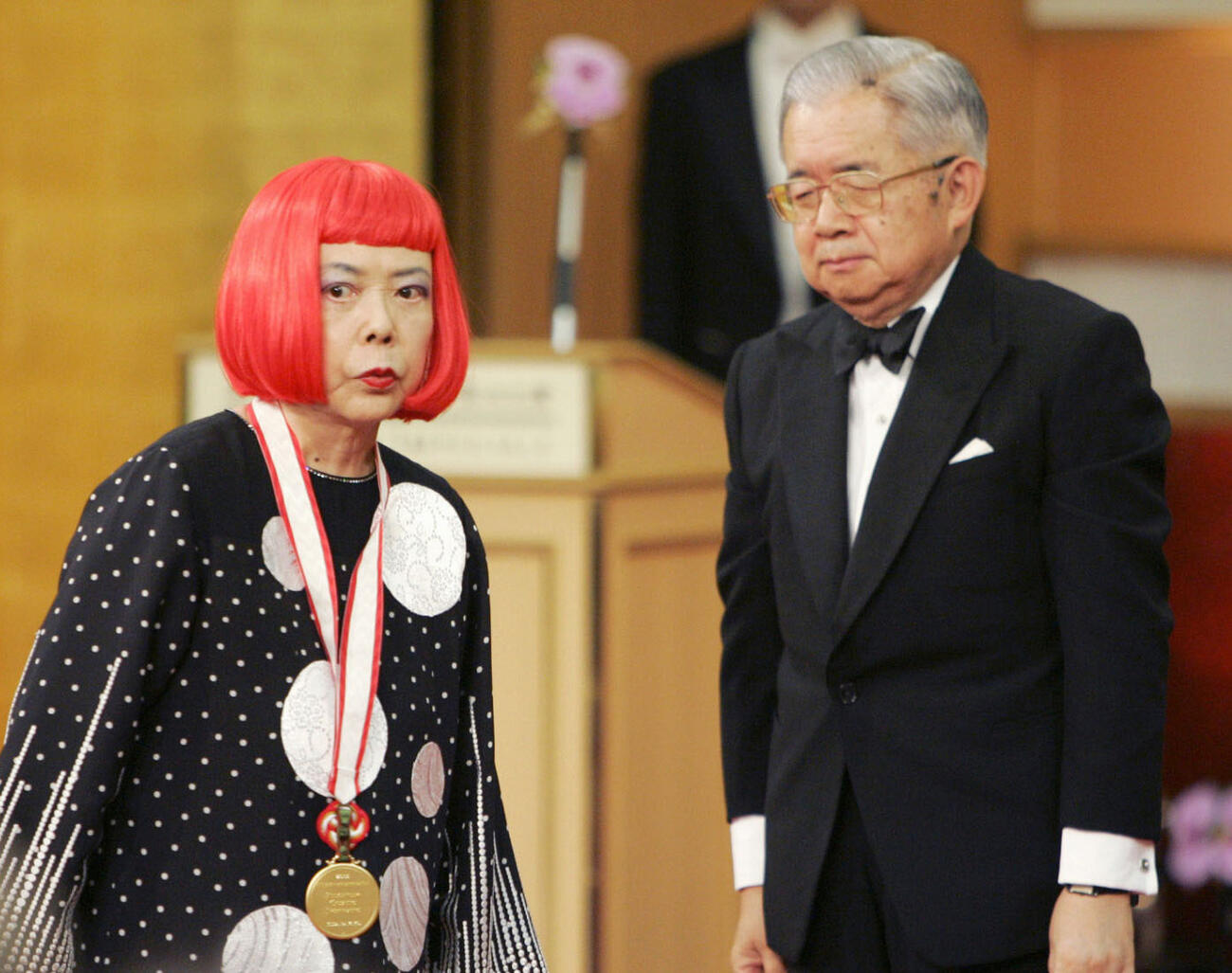 高松宮殿下記念世界文化賞を受賞し、常陸宮さまからメダルを受けた草間彌生さん＝2006年10月、東京・元赤坂の明治記念館（共同）