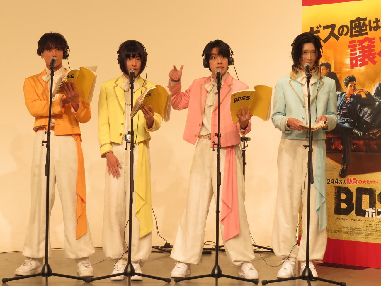韓国映画「BOSS／ボス」生アフレコイベントでアフレコに挑む、左からモナキの、じん、おヨネ、ケンケン、サカイJr．（撮影・村上幸将）