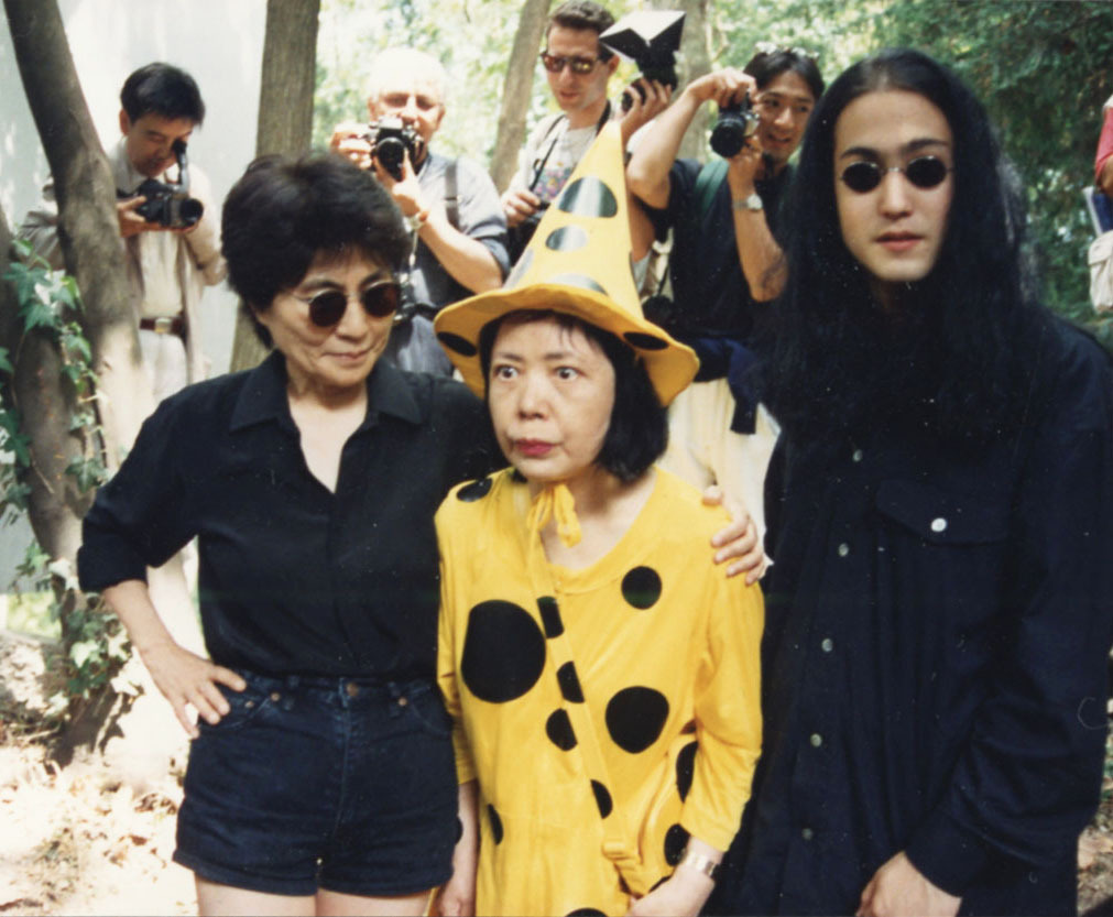 オノ・ヨーコさん（左）と写真に納まる草間彌生さん。右はショーン・レノンさん＝1993年、イタリア・ベネチア（共同）