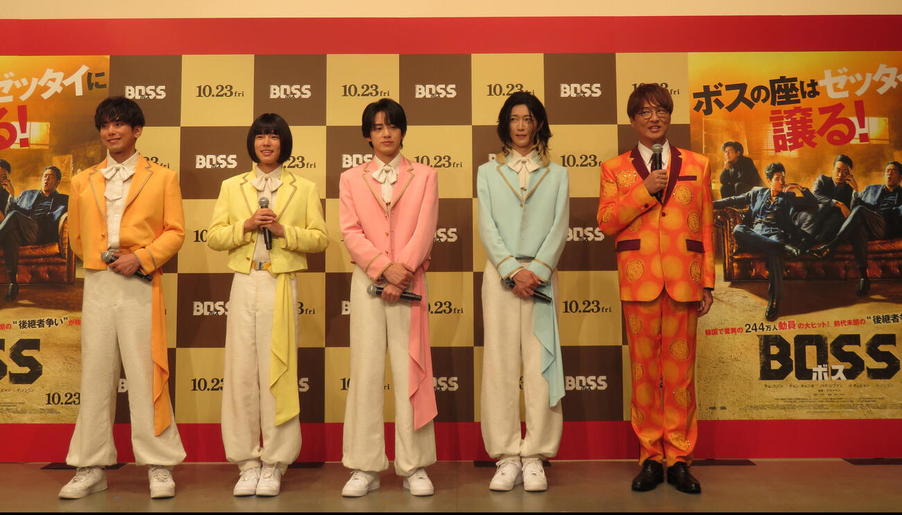 韓国映画「BOSS／ボス」生アフレコイベントに出席した、左からモナキの、じん、おヨネ、ケンケン、サカイJr．、純烈の酒井一圭（撮影・村上幸将）