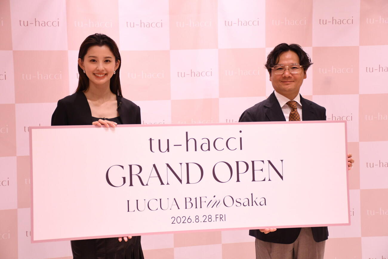 インナーファッションブランド「tu－hacci」の一日店長就任イベントに登場した朝比奈彩（左）と同社の國安秀之輔代表取締役（撮影・阪口孝志）