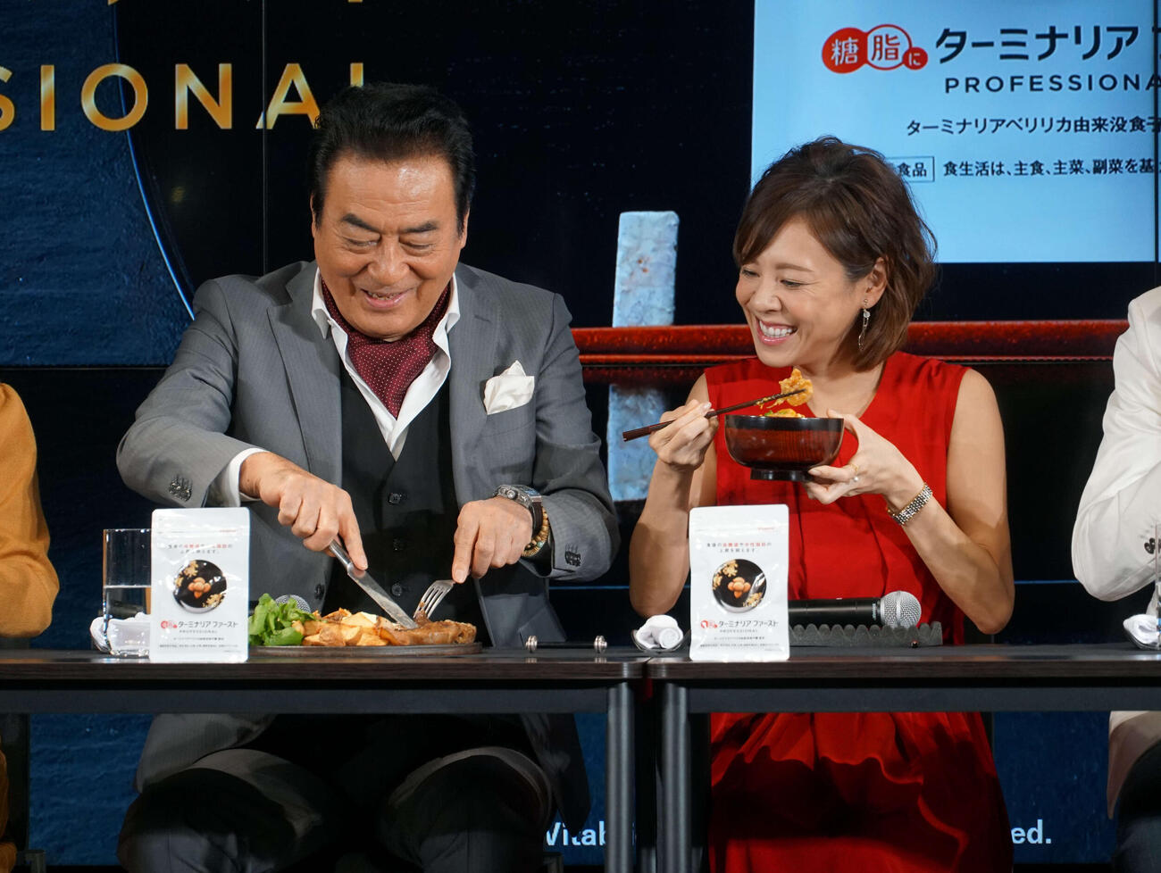 イベントで食事する高橋英樹（左）と高橋真麻（2019年10月撮影）