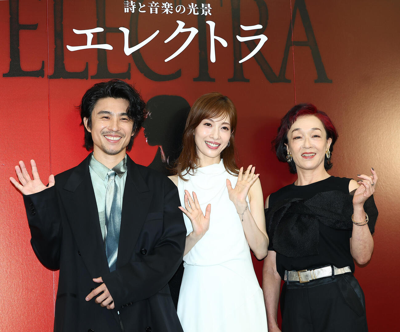 詩と音楽の光景「エレクトラ」の会見に登場した、左から中尾明慶、明日海りお、キムラ緑子（撮影・野上伸悟）
