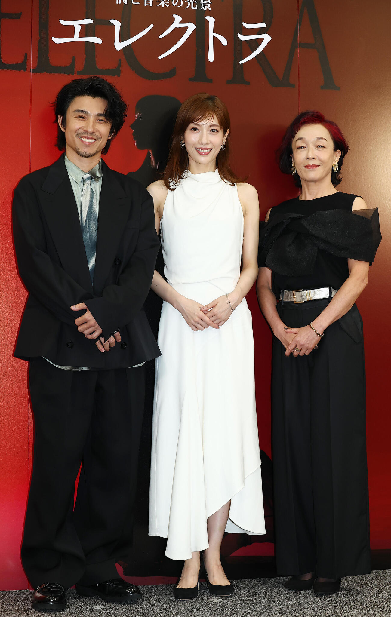 詩と音楽の光景「エレクトラ」の会見に登場した、左から中尾明慶、明日海りお、キムラ緑子（撮影・野上伸悟）