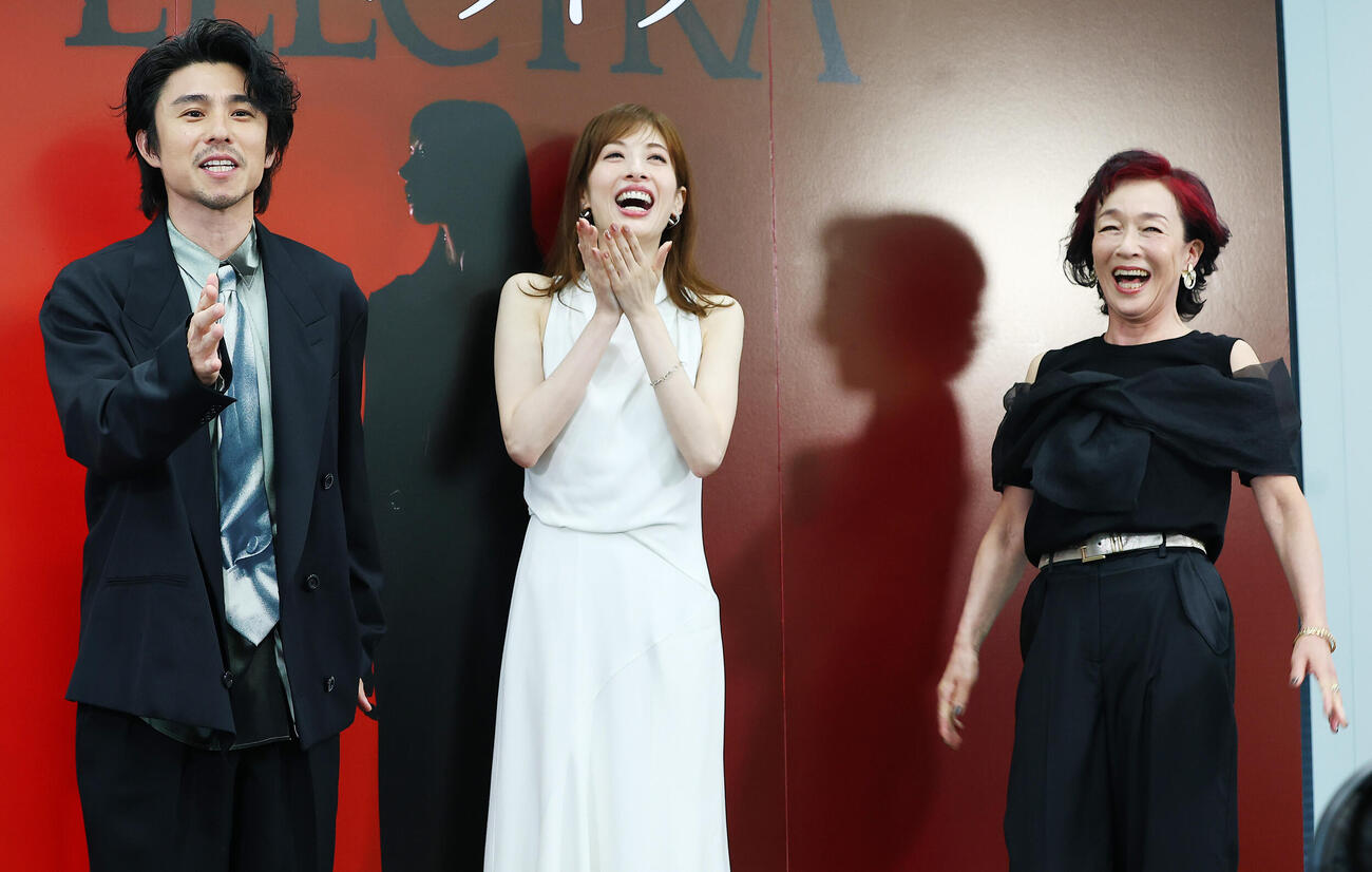 詩と音楽の光景「エレクトラ」の会見に登場した、左から中尾明慶、明日海りお、キムラ緑子（撮影・野上伸悟）