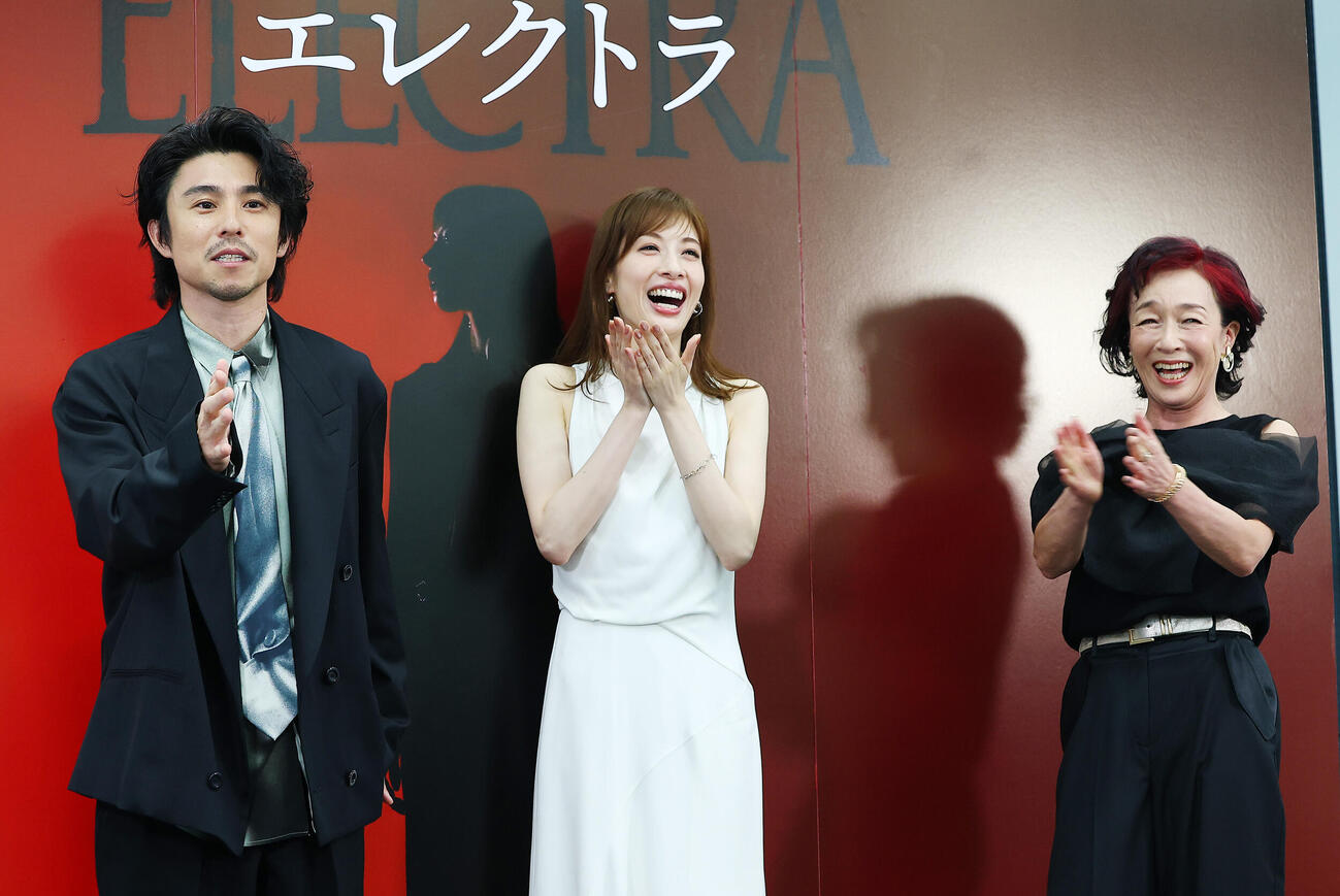 詩と音楽の光景「エレクトラ」の会見に登場した、左から中尾明慶、明日海りお、キムラ緑子（撮影・野上伸悟）