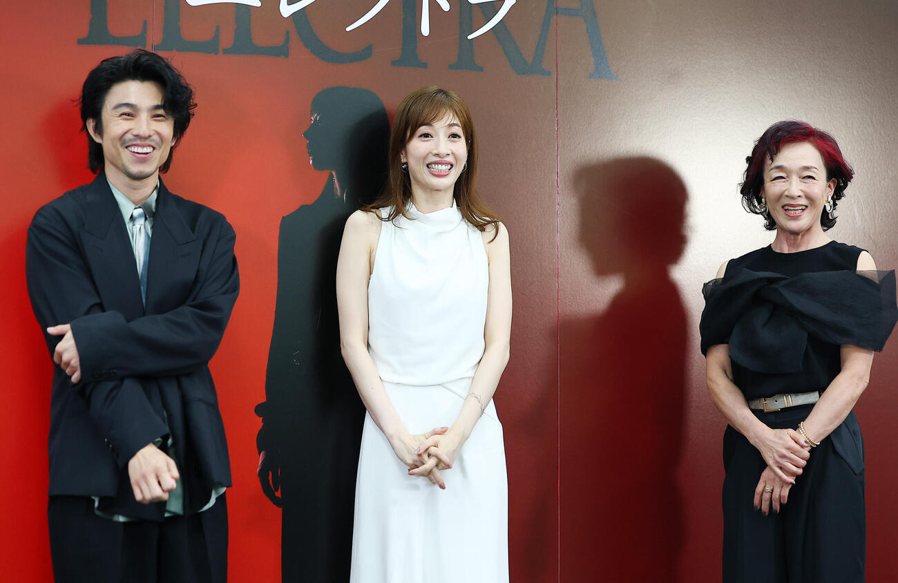 詩と音楽の光景「エレクトラ」の会見に登場した、左から中尾明慶、明日海りお、キムラ緑子（撮影・野上伸悟）