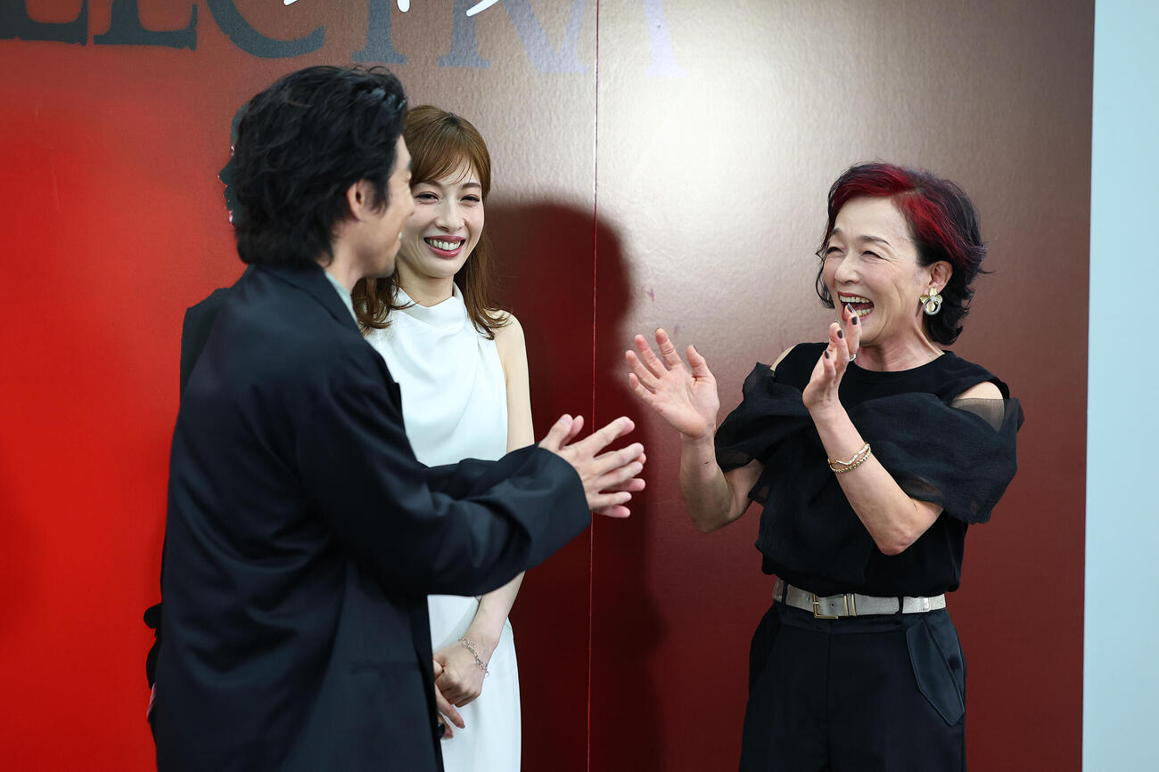 詩と音楽の光景「エレクトラ」の会見に登場した、左から中尾明慶、明日海りお、キムラ緑子（撮影・野上伸悟）