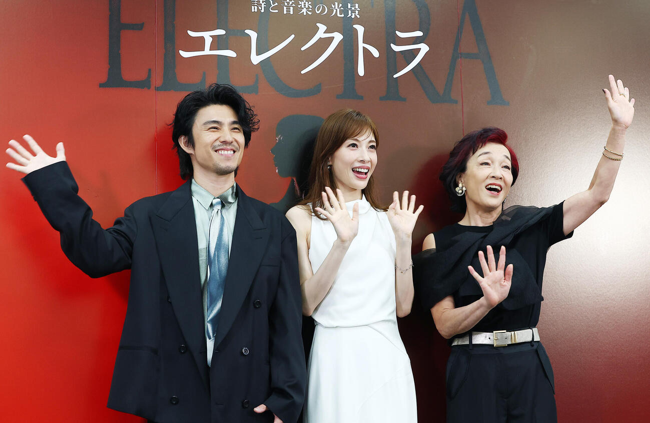 詩と音楽の光景「エレクトラ」の会見に登場した、左から中尾明慶、明日海りお、キムラ緑子（撮影・野上伸悟）