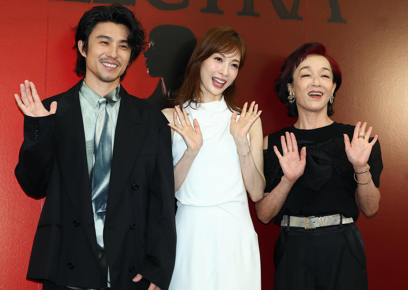 詩と音楽の光景「エレクトラ」の会見に登場した、左から中尾明慶、明日海りお、キムラ緑子（撮影・野上伸悟）