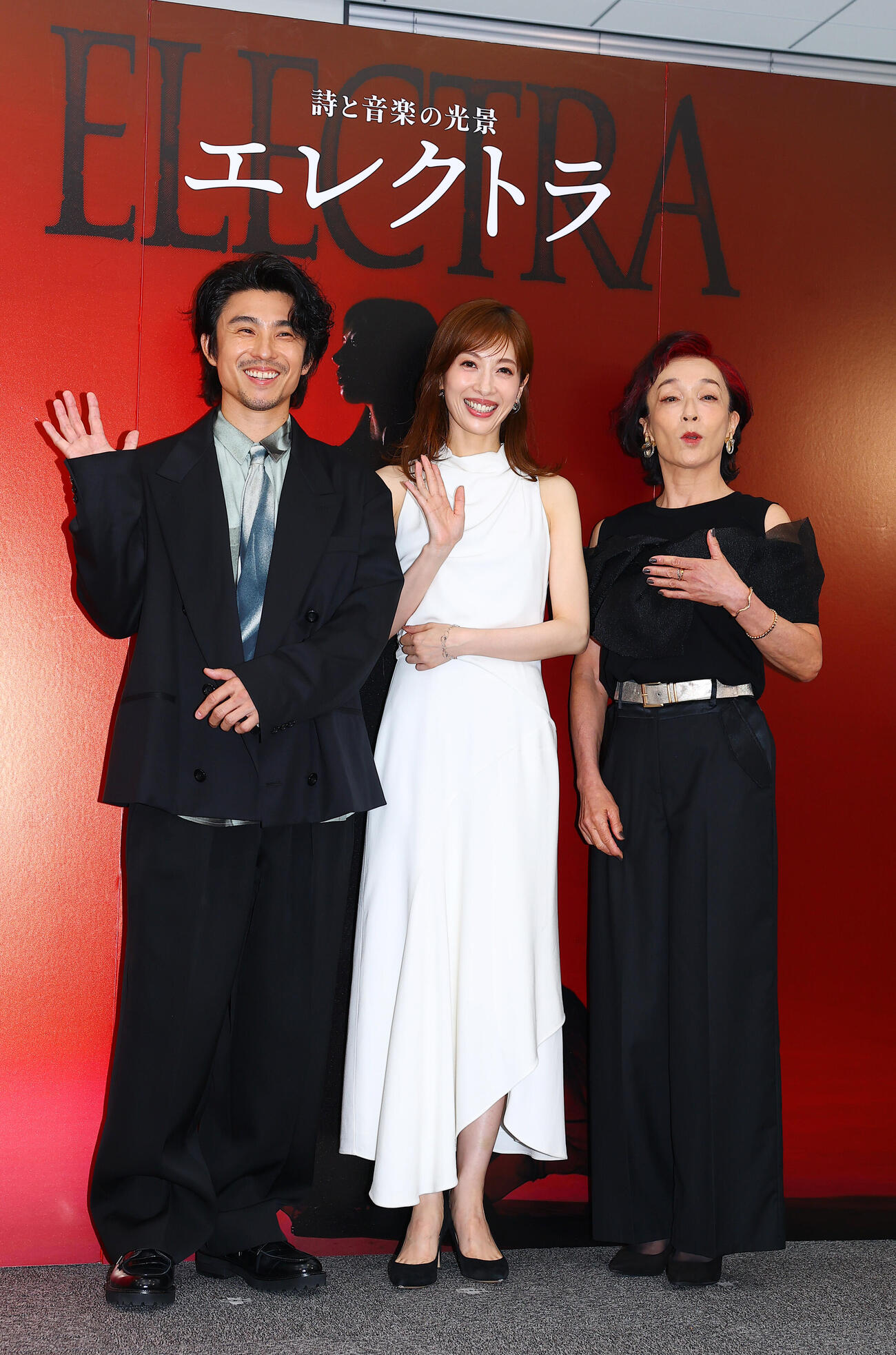 詩と音楽の光景「エレクトラ」の会見に登場した、左から中尾明慶、明日海りお、キムラ緑子（撮影・野上伸悟）