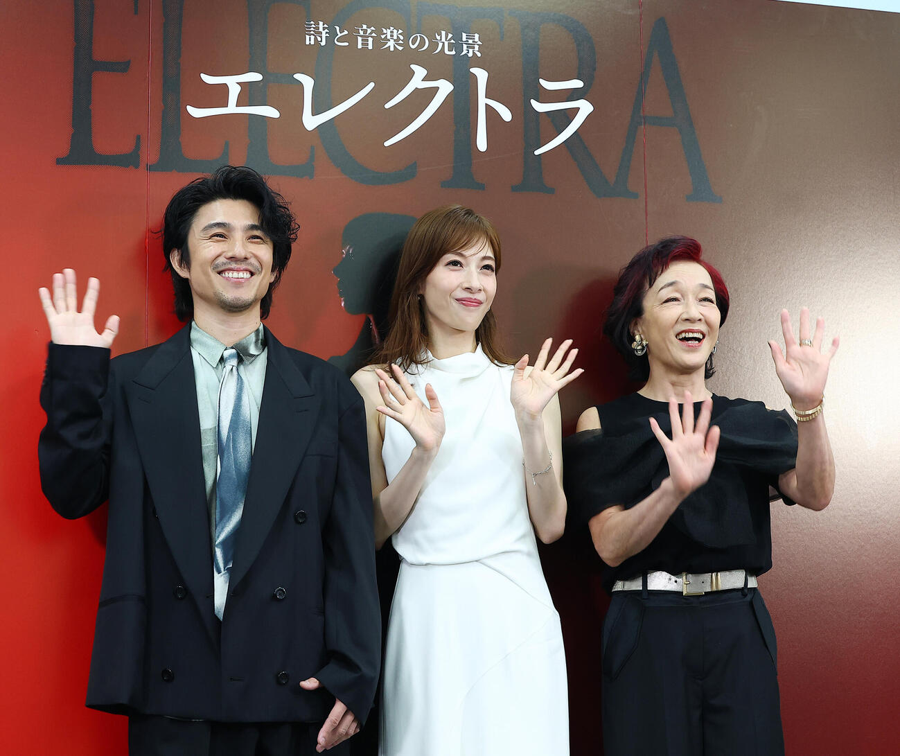 詩と音楽の光景「エレクトラ」の会見に登場した、左から中尾明慶、明日海りお、キムラ緑子（撮影・野上伸悟）